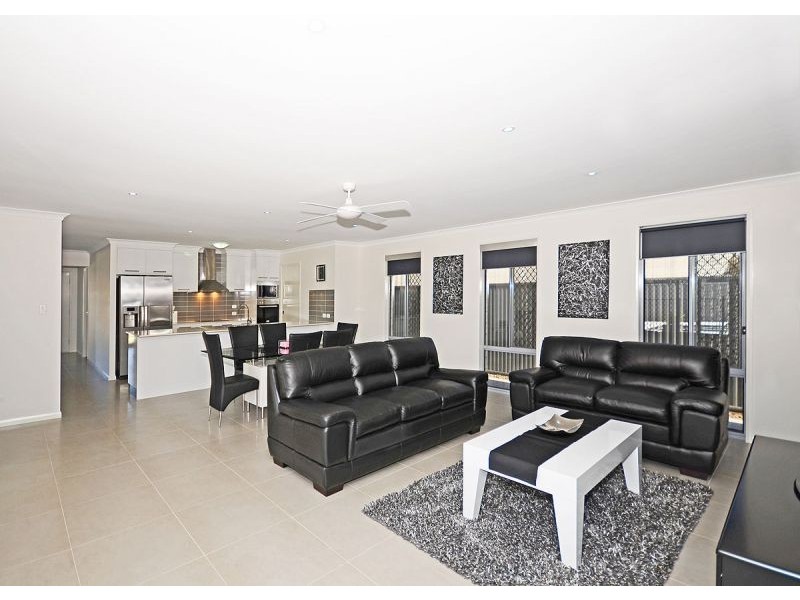 32 Ronaldo Way, Urangan QLD 4655