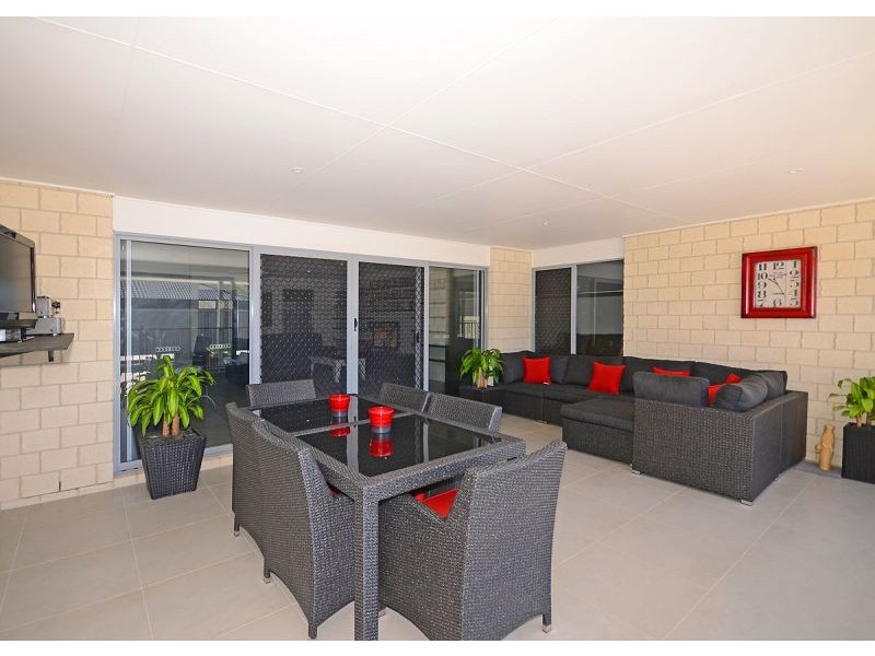 32 Ronaldo Way, Urangan QLD 4655