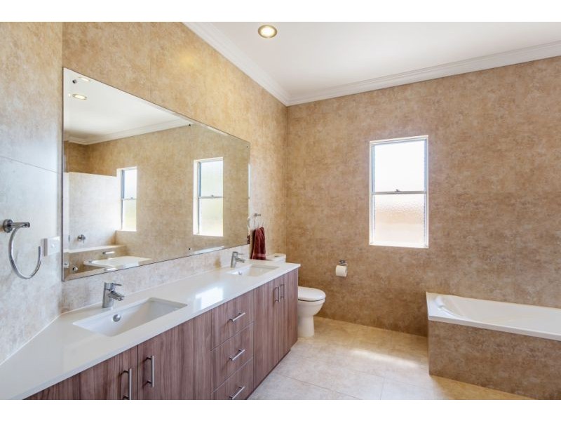 28 Long Street, Point Vernon QLD 4655