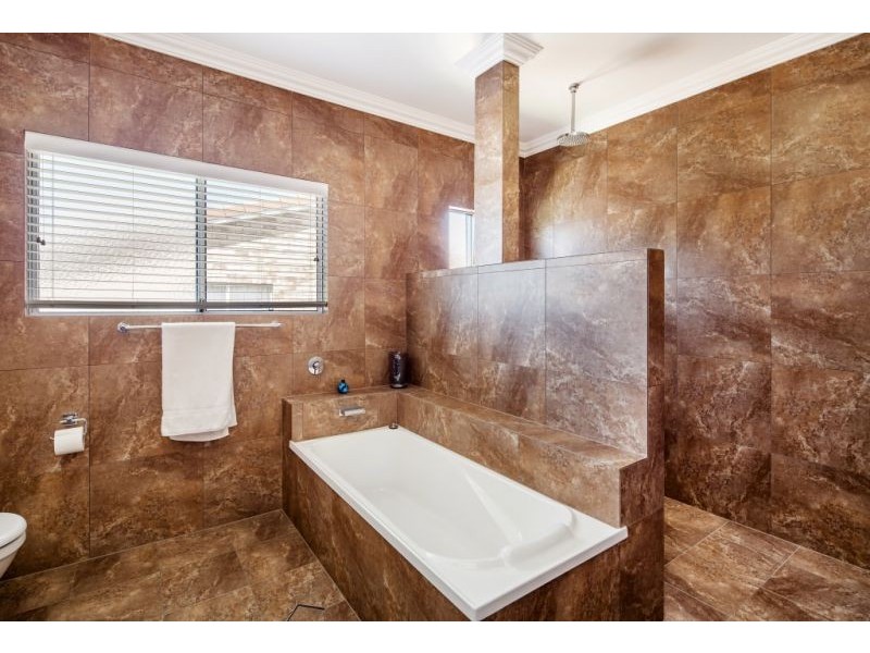 28 Long Street, Point Vernon QLD 4655