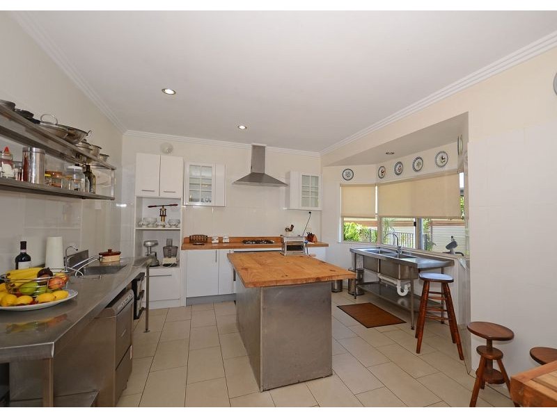 15 Banksia Street, Point Vernon QLD 4655