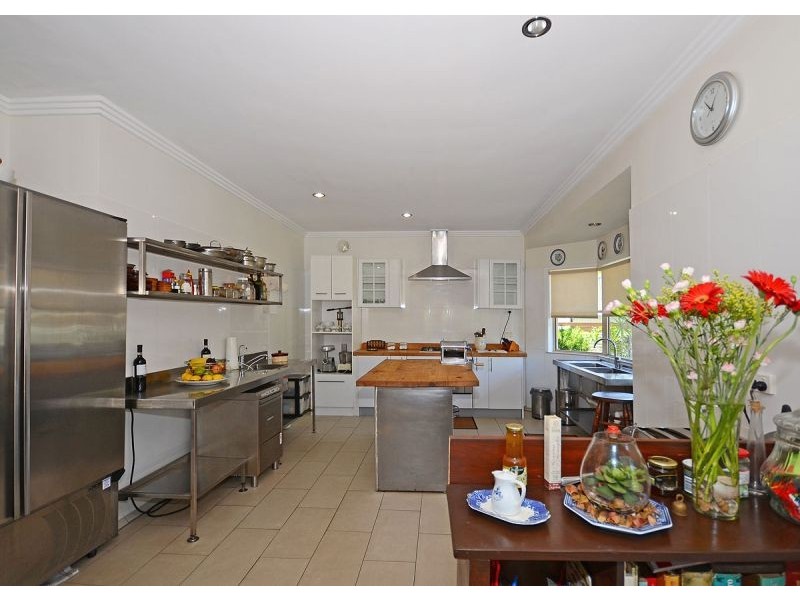 15 Banksia Street, Point Vernon QLD 4655