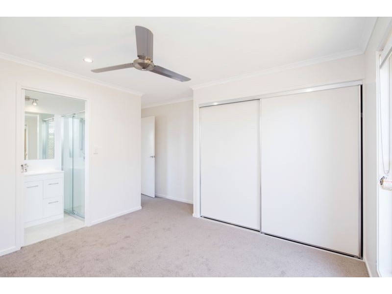 1/5 & 2/5 Jovi Court, Scarness QLD 4655