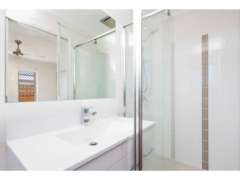 1/5 & 2/5 Jovi Court, Scarness QLD 4655