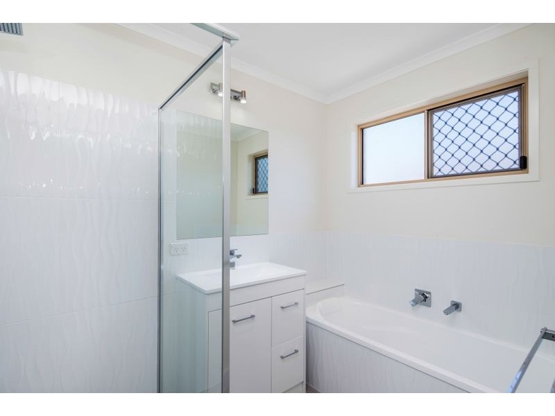 1/5 & 2/5 Jovi Court, Scarness QLD 4655