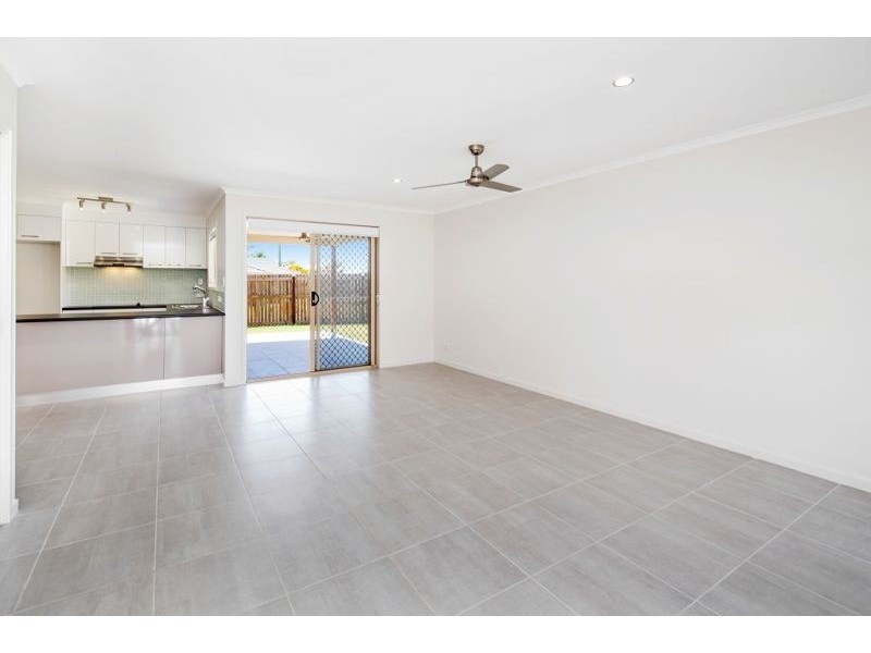 1/5 & 2/5 Jovi Court, Scarness QLD 4655