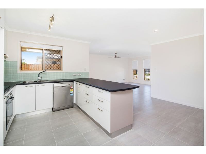 1/5 & 2/5 Jovi Court, Scarness QLD 4655
