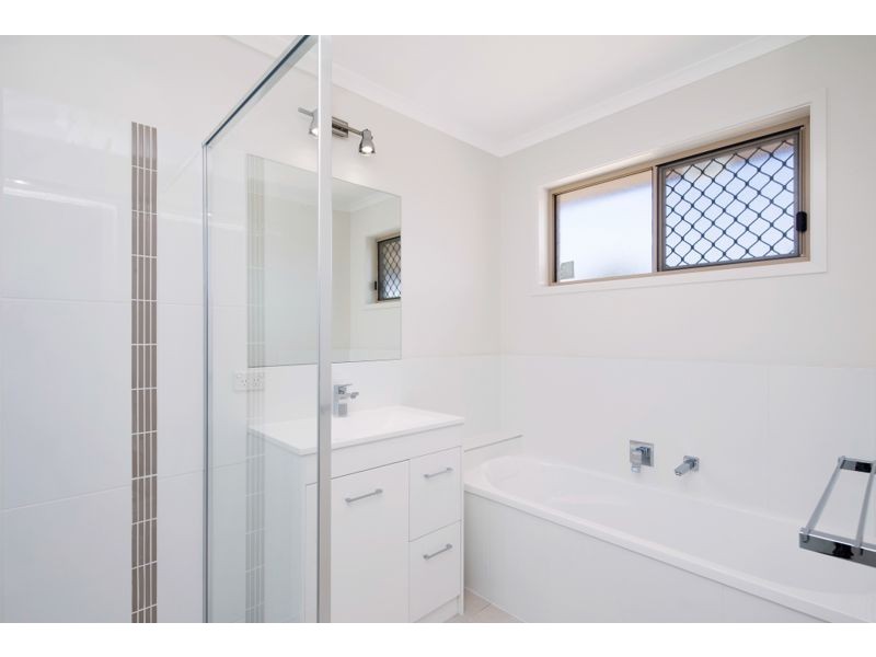 1/5 & 2/5 Jovi Court, Scarness QLD 4655