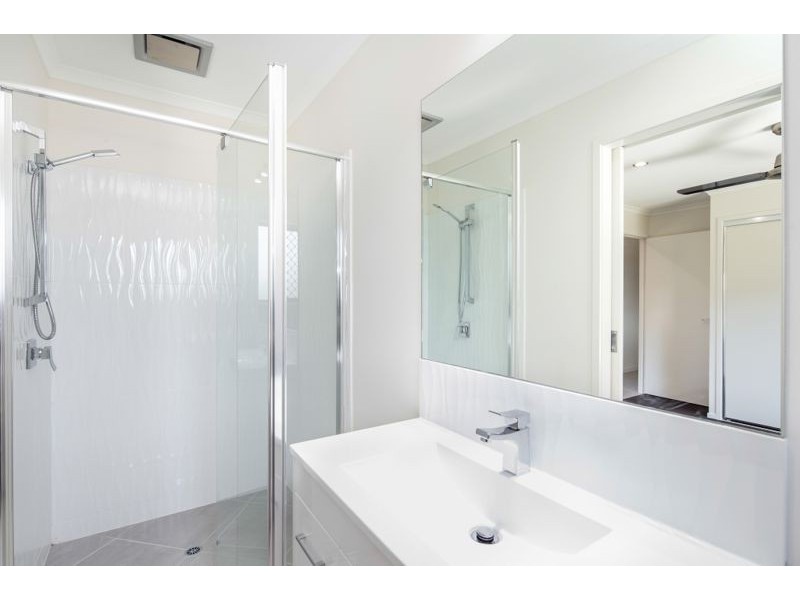 1/5 & 2/5 Jovi Court, Scarness QLD 4655