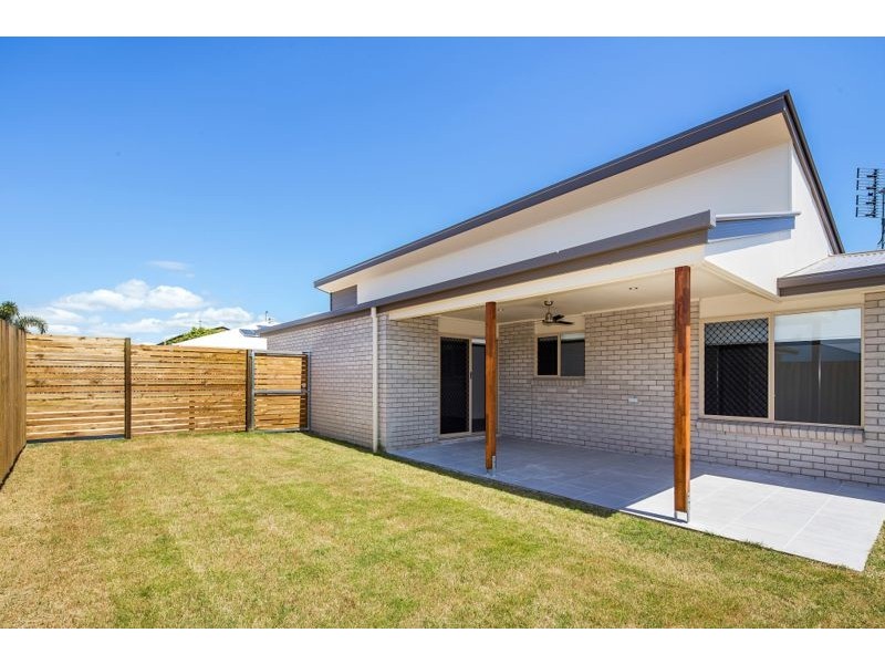 1/5 & 2/5 Jovi Court, Scarness QLD 4655