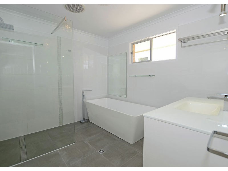 33 Holiday Parade, Scarness QLD 4655