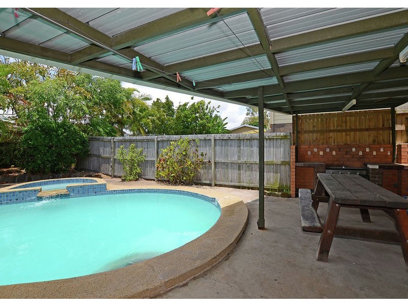 33 Holiday Parade, Scarness QLD 4655
