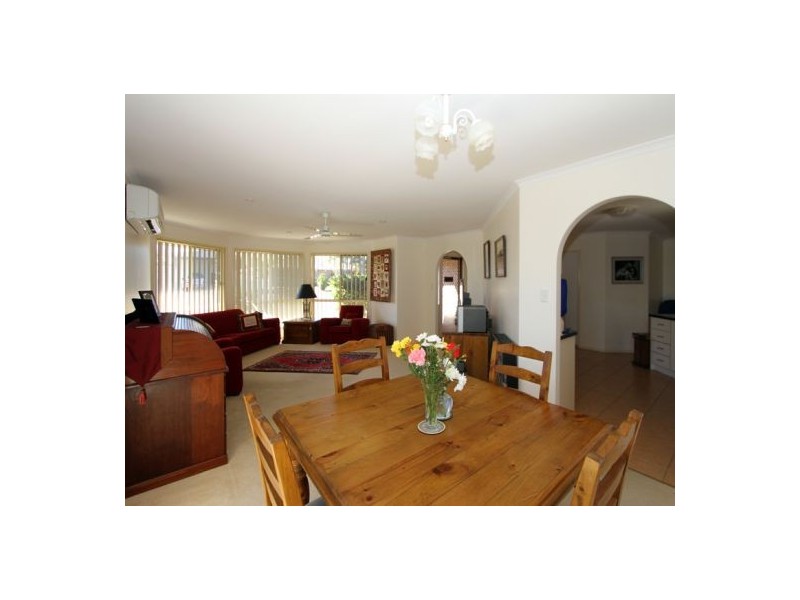 77 Ladbroke Cres, Urangan QLD 4655