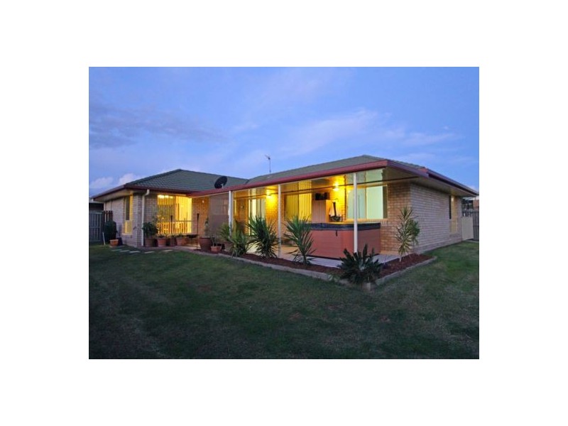 77 Ladbroke Cres, Urangan QLD 4655