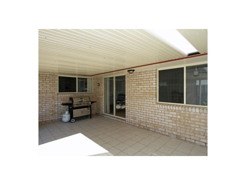 77 Ladbroke Cres, Urangan QLD 4655