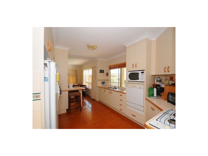 99 Esplanade, Point Vernon QLD 4655