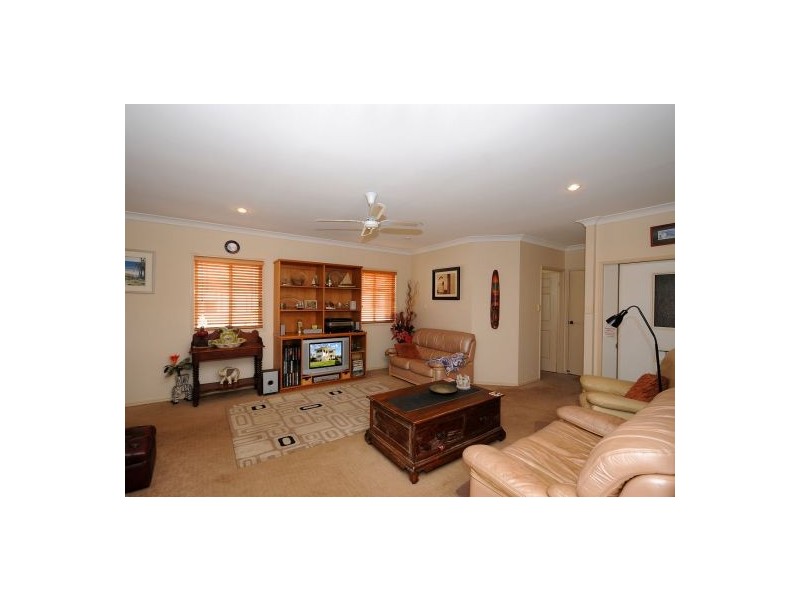 99 Esplanade, Point Vernon QLD 4655