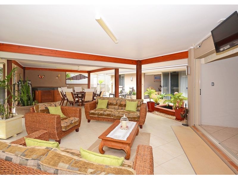 1 Meadow Drive, Dundowran Beach QLD 4655