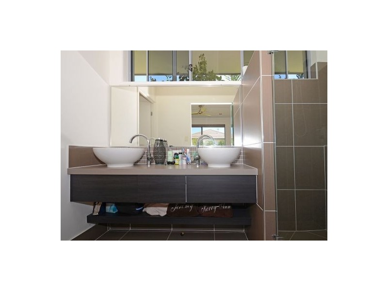 8 Dugong Avenue, Pialba QLD 4655