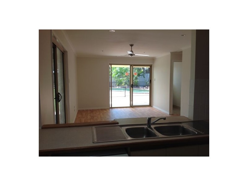 18 Hansen Street, Urangan QLD 4655