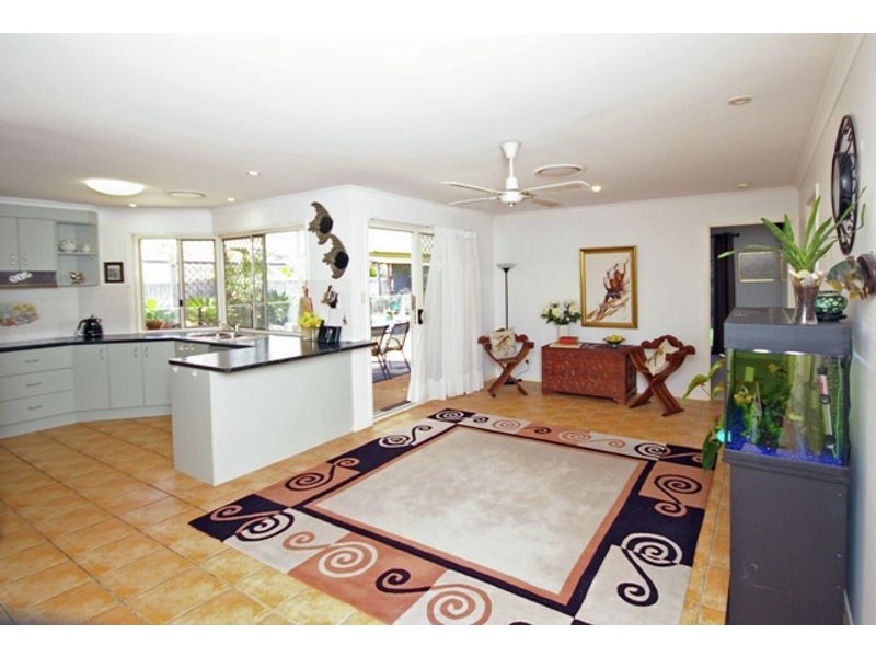 16 Banks Court, Torquay QLD 4655