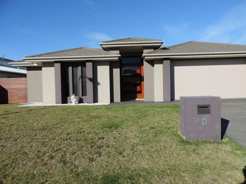 5 Bounty Circuit, Eli Waters QLD 4655