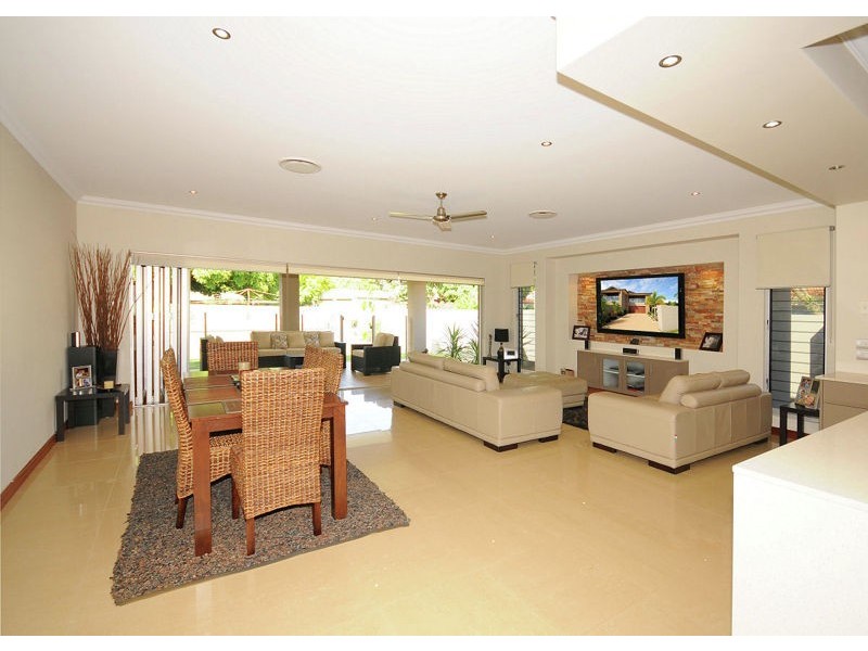 2/13 Cypress Street, Torquay QLD 4655