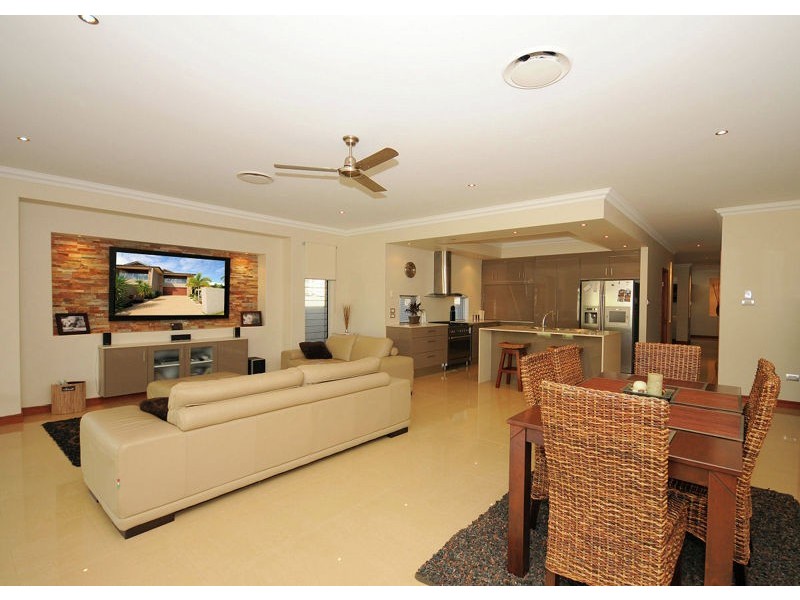 2/13 Cypress Street, Torquay QLD 4655