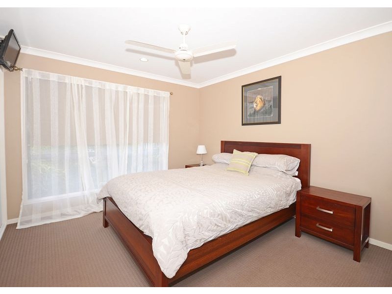 17 Whipbird Court, Urangan QLD 4655