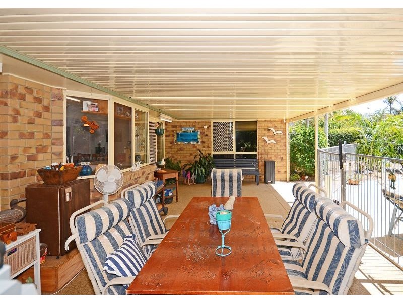 11 Hood Street, Urangan QLD 4655