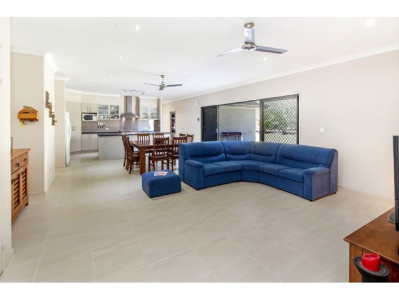 21 Senor Avenue, Urangan QLD 4655