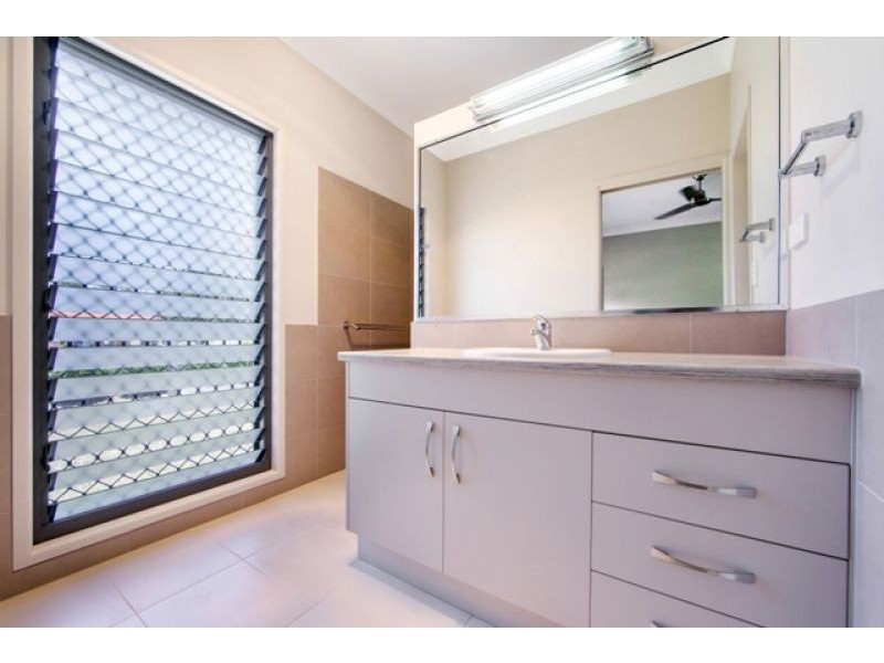 21 Senor Avenue, Urangan QLD 4655