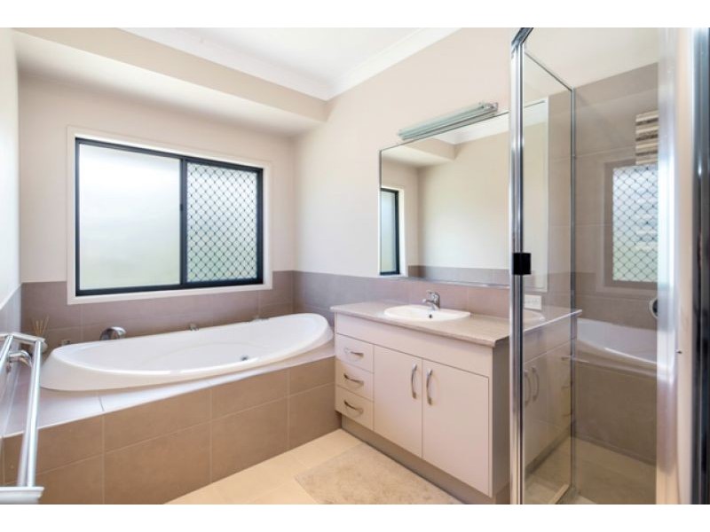 21 Senor Avenue, Urangan QLD 4655