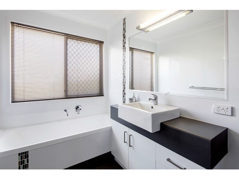 5 Sandy View Drive, Nikenbah QLD 4655