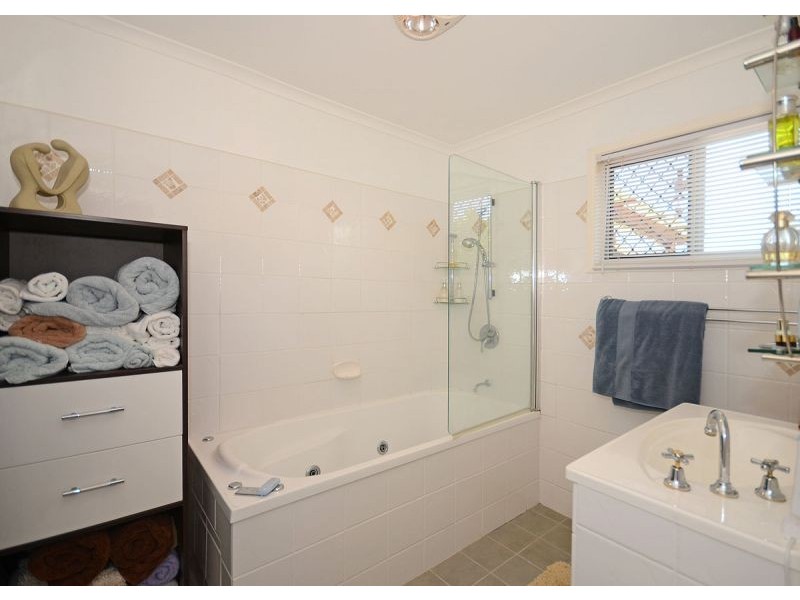 6 Paradise Street, Point Vernon QLD 4655