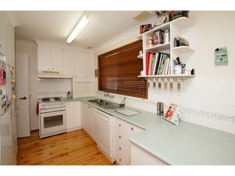 9 Merinda Crescent, Kooringal NSW 2650