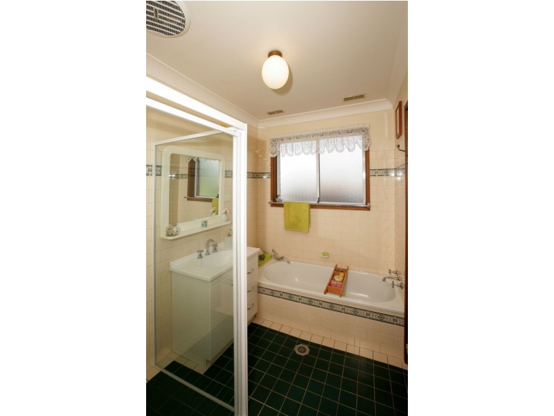 9 Merinda Crescent, Kooringal NSW 2650