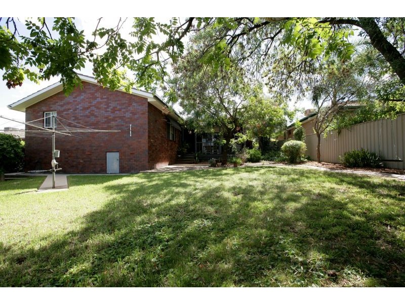 9 Merinda Crescent, Kooringal NSW 2650