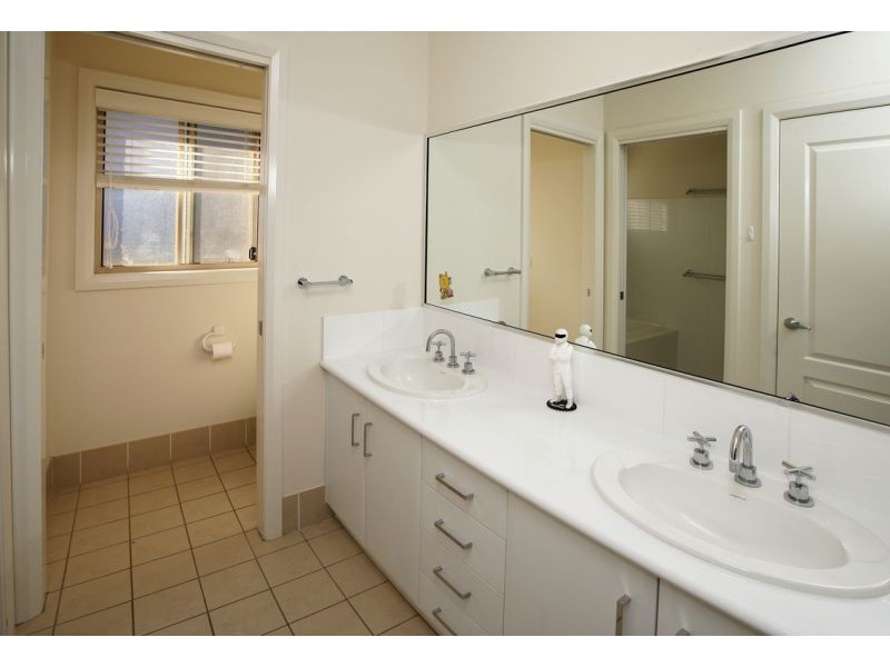 9 Darling Place, Tatton NSW 2650