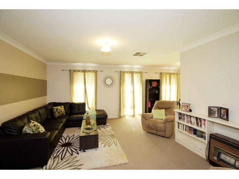 8 Cooinbil Cres, Kooringal NSW 2650