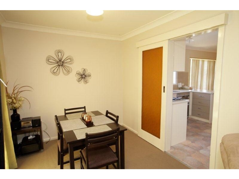 8 Cooinbil Cres, Kooringal NSW 2650