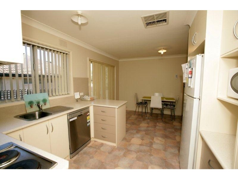 8 Cooinbil Cres, Kooringal NSW 2650