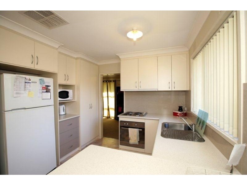 8 Cooinbil Cres, Kooringal NSW 2650
