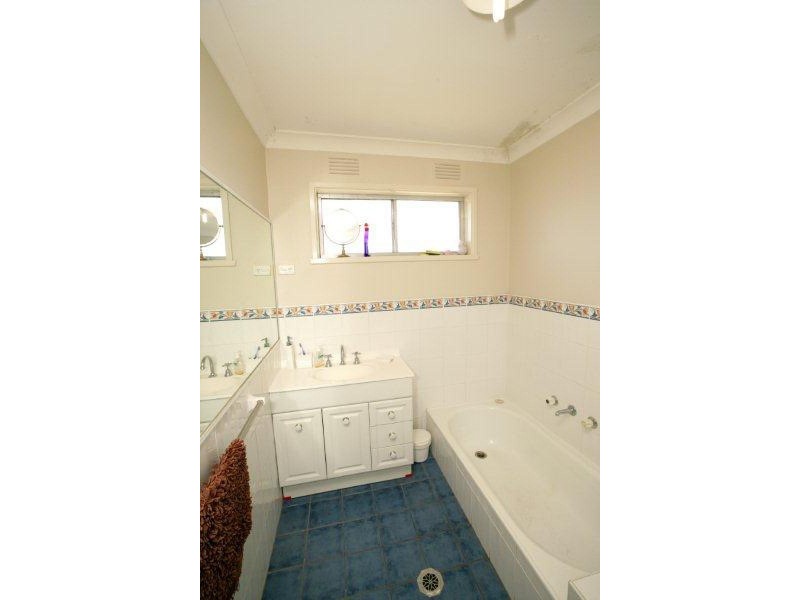 8 Cooinbil Cres, Kooringal NSW 2650