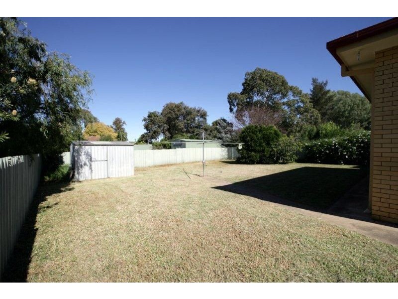 8 Cooinbil Cres, Kooringal NSW 2650