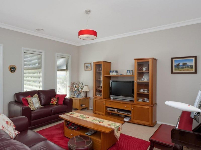 11 Osterley Street, Bourkelands NSW 2650