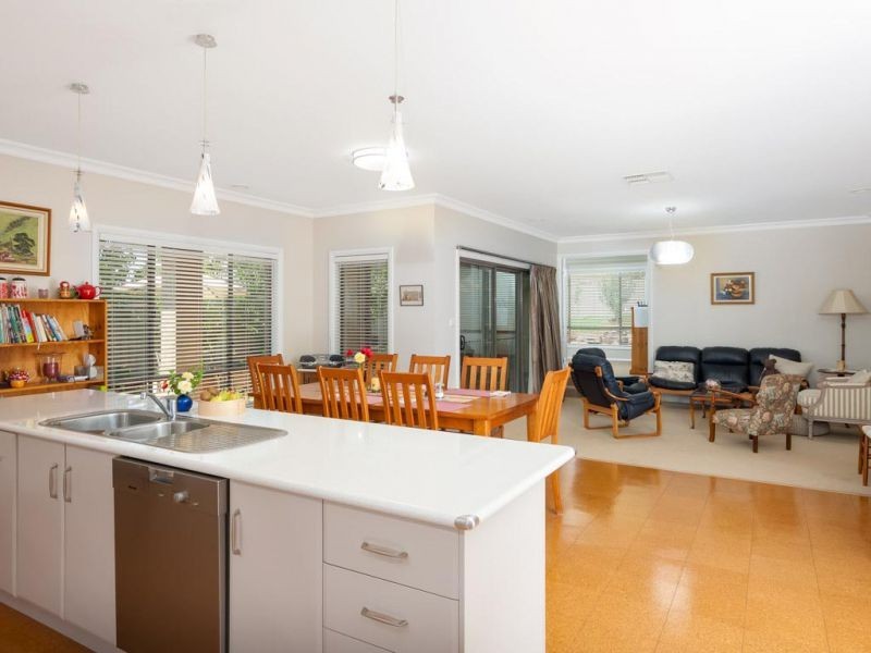 11 Osterley Street, Bourkelands NSW 2650