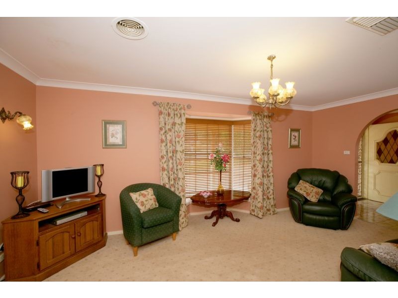 8 Mccoullough Drive, Tolland NSW 2650