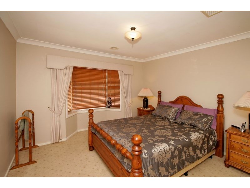 8 Mccoullough Drive, Tolland NSW 2650