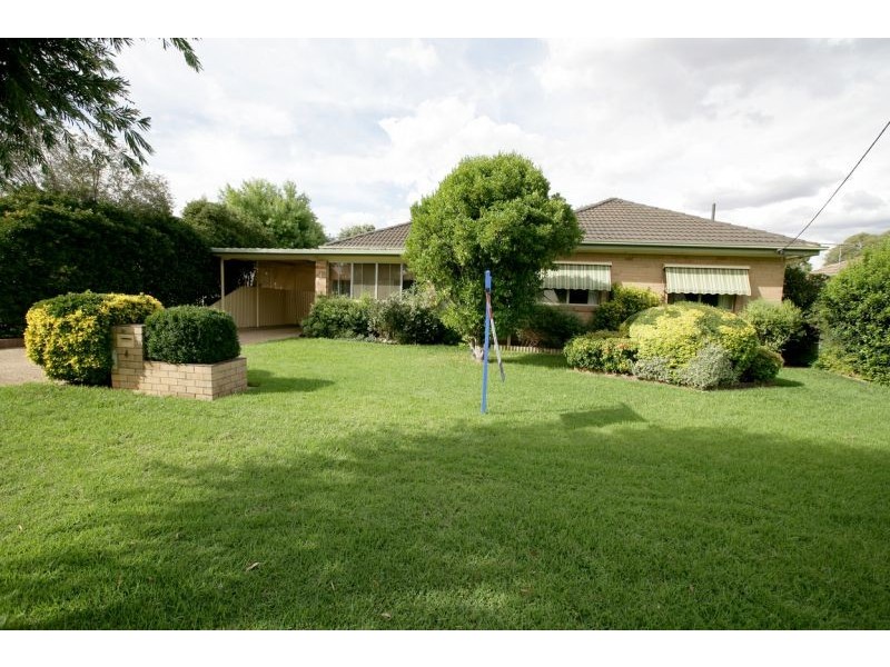 4 Ziegler Avenue, Kooringal NSW 2650